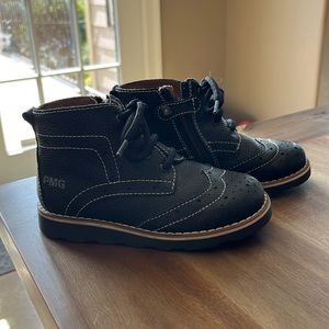 Toddler boys black wing tip leather boots